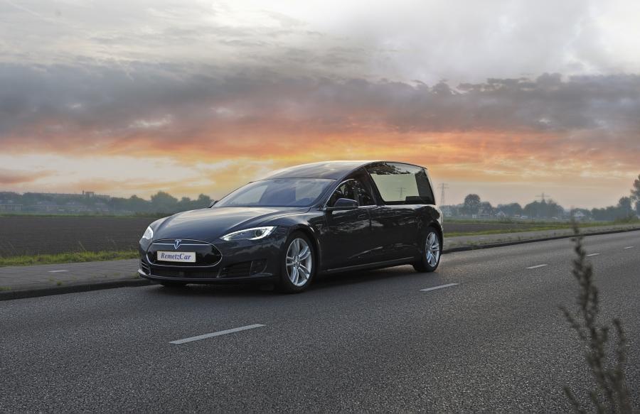  Tesla Model S Begrafeniswagen by RemetzCar 2016 года  (фото 4 из 5)